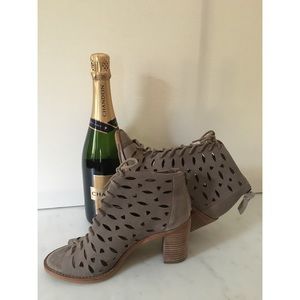 🌴Suede Peep Toe Ankle Boots Gianni Bini🌴